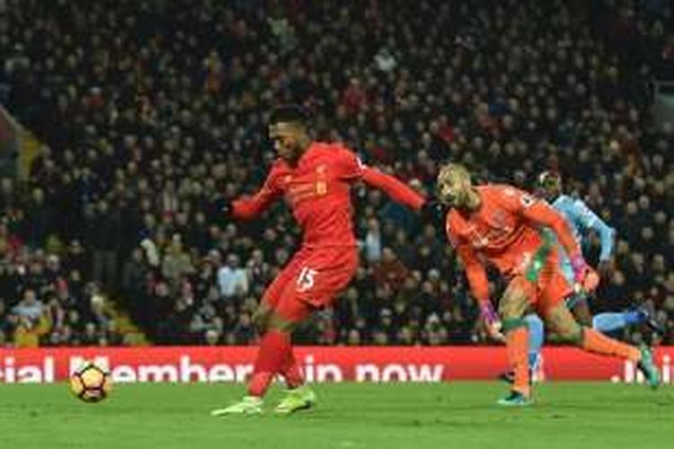 Penyerang Liverpool, Daniel Sturridge, mencetak gol ke gawang Stoke City setelah mengelabui kiper Lee Grant pada pertandingan Premier League di Anfield, Selasa (27/12/2016). 