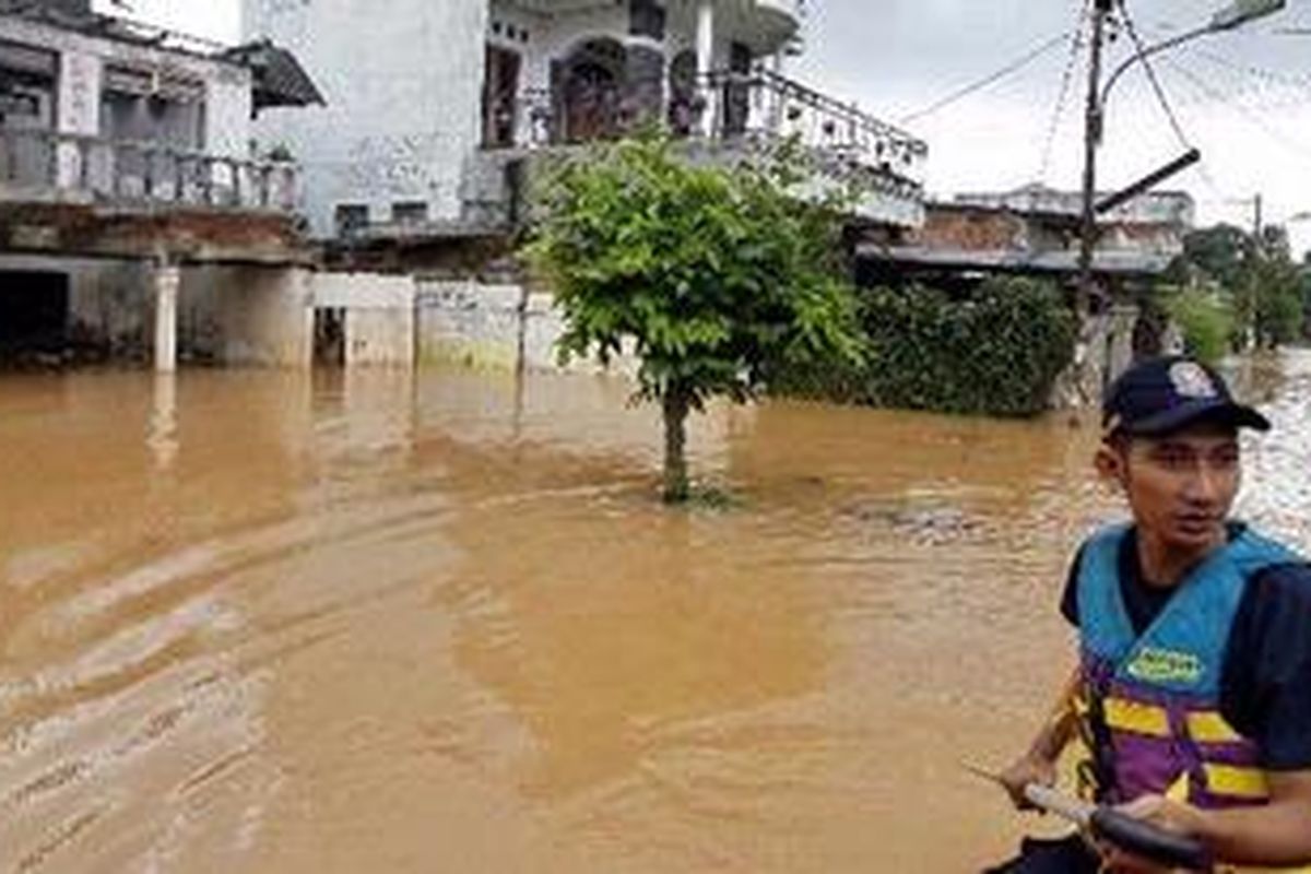 Petugas menggunakan perahu karet untuk mengevakuasi warga dari banjir di kawasan perumahan Ikatan Keluarga Besar Pegawai Negeri (IKPN) Bintaro, Pesanggrahan, Jakarta Selatan, Rabu (15/9/2010). 