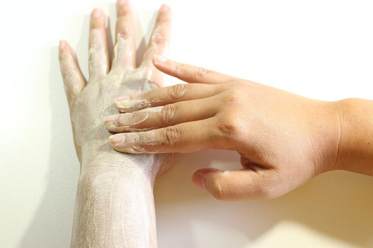 Ilustrasi penggunaan lulur atau body scrub.