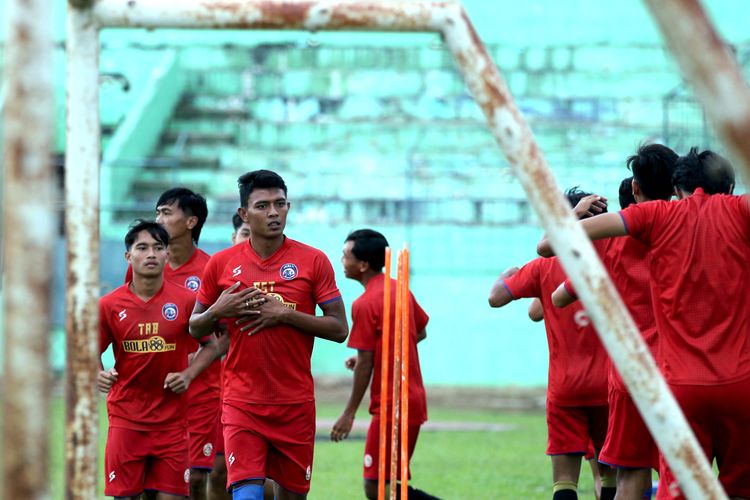 Dedik Setiawan saat latihan rutin bersama Arema FC untuk persiapan Liga 1 2021 di Stadion Gajayana Malang, Jawa Timur, Kamis (24/06/2021) sore.