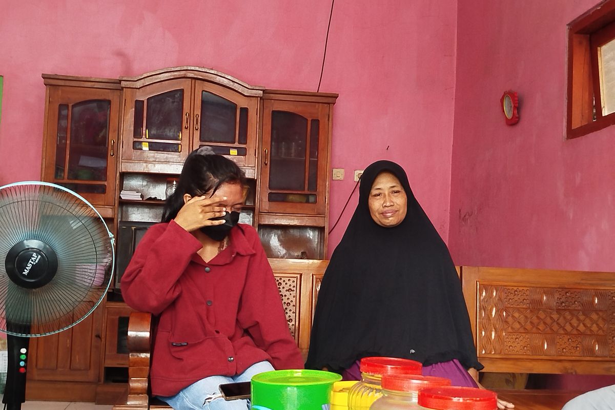 Keluarga Rizal Sampurna Banyuwangi saat memberikan keterangan kepada awak media di rumahnya do Banyuwangi, Selasa (15/4/2025) 