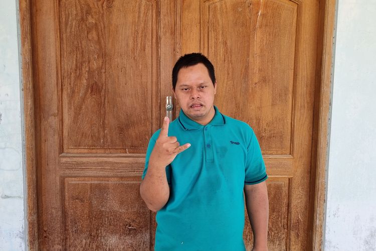Rudi Hartono (38) penyandang disabilitas intelektual ragam down syndrome berpose saat disambangi di kediamannya di Gelenan RT 004/RW 006, Kelurahan Gayamdompo, Kecamatan Karanganyar, Kabupaten Karanganyar, Senin (18/12/2023).