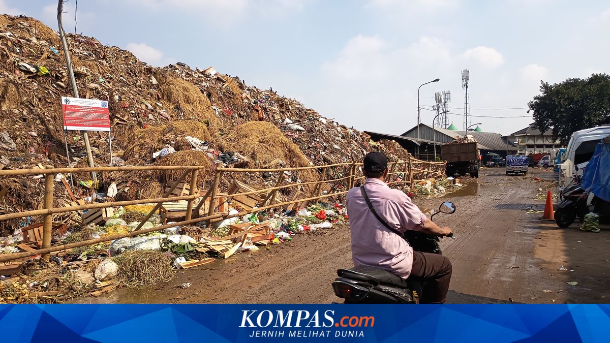 Gunungan Sampah di Pasar Induk Kramat Jati, Bau Menyengat Ganggu Warga ~TR

Klik untuk baca: