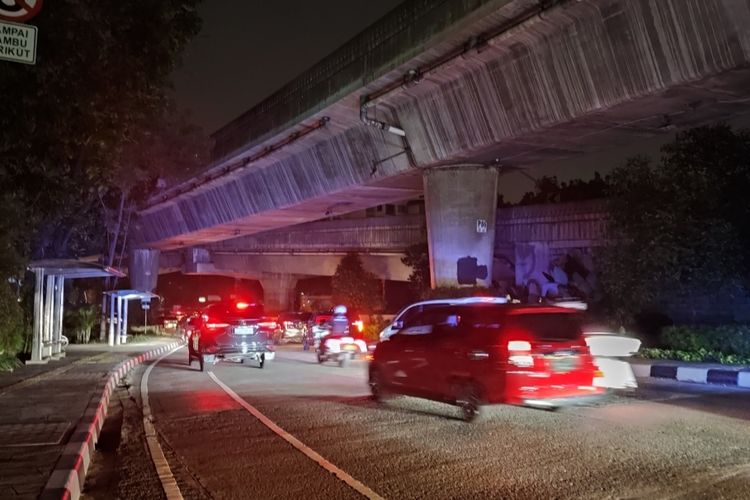 Lampu penerangan, baik yang ada pada jalan maupun ruangan kerja di kantor Pemerintahan Kota (Pemkot) Jakarta Selatan terpantau padam pada Sabtu (2/7/2022) malam.