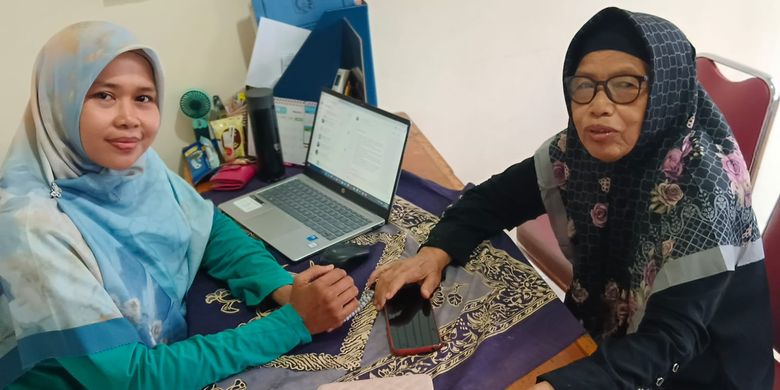 Ibu Ilah Karmilah di wawancara petugas Pemberdayaan dan Kesejahteraan Keluarga (PKK) di lingkungan Pasar Rebo, Jakarta Timur, Selasa (30/9/2025).
