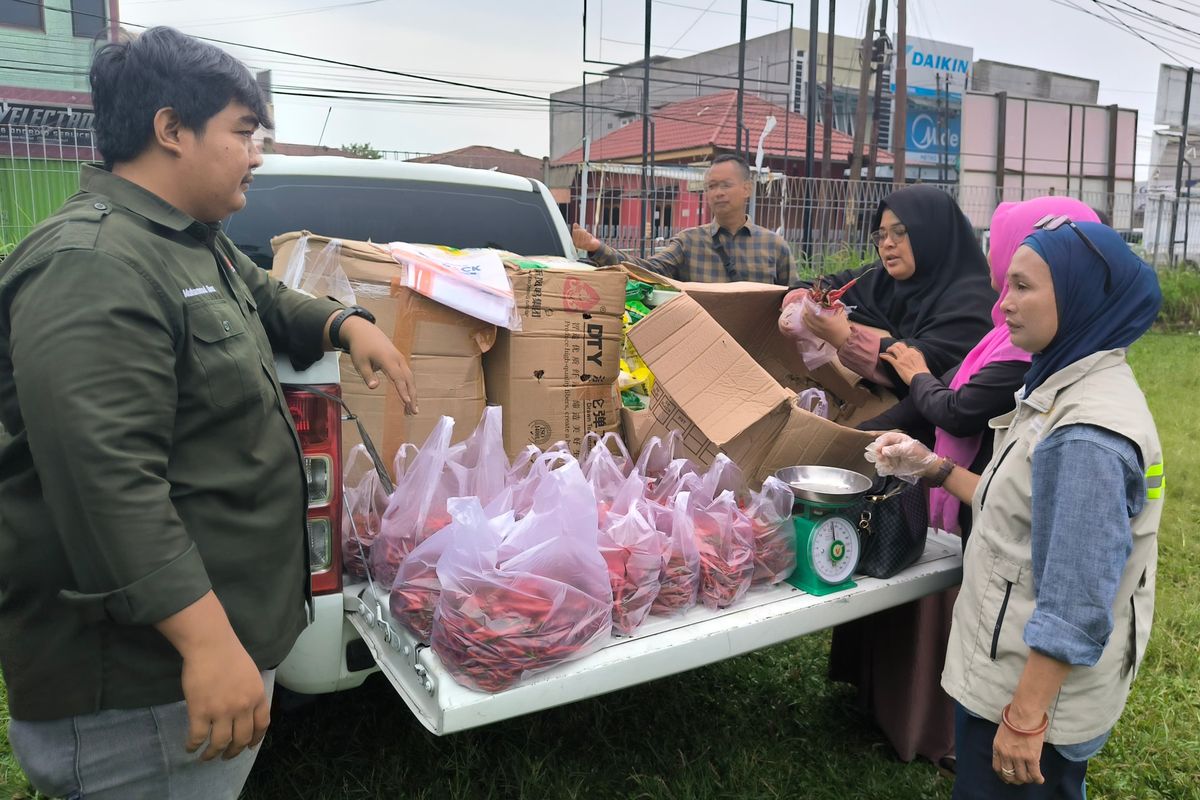 Pelaksanaan operasi pasar murah yang digelar oleh Pemerintah Provinsi (Pemprov) Riau di lima titik yang tersebar di Kota Pekanbaru dan Kabupaten Kampar, Kamis (9/10/2025).
