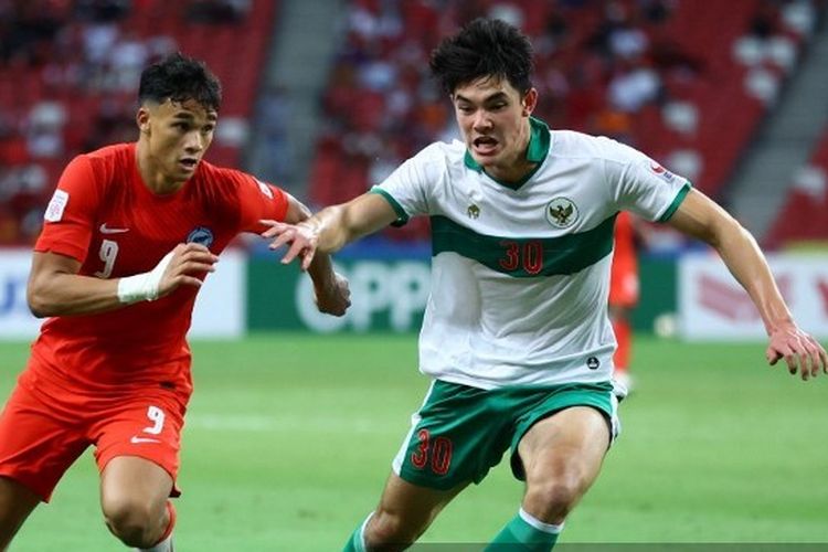 Pemain timnas Singapura, Ikhsan Fandi, berduel dengan bek Indonesia, Elkan Baggott, dalam laga leg pertama semifinal Piala AFF 2020. Laga timnas Singapura vs Indonesia digelar di National Stadium Singapura pada 22 Desember 2021.