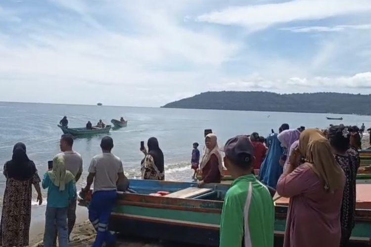 Hilang 3 Hari, Nelayan Ditemukan Selamat Mengapung di Laut Maluku, Keluarga Menangis Haru