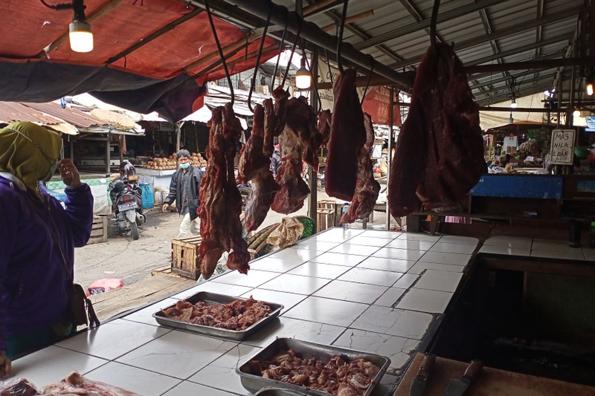 Harga daging sapi dikabarkan bakal naik jelang Ramadhan, namun Disperindag Kabupaten Bandung, Dicky Anugerah mengklaim harga daging sapi masih normal sesuai aplikasi SIBAPIKTING