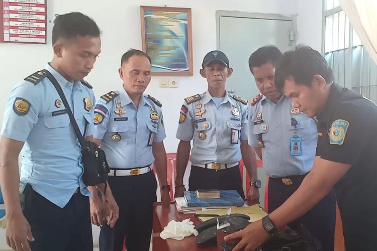 Petugas Lapas Kelas IIA Kota Palopo, mengamankan barang bukti sandal yang diselipkan sabu sebanyak 3 sachet, Selasa (25/06/2019).