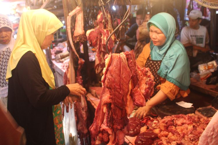 Pedagang daging sapi di pasar KM 5 Palembang, Sumatera Selatan, Senin (3/6/2019). Memasuki H-2 jelang lebaran, harga daging sapi naik menjadi Rp 140ribu perkilogram.