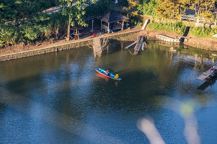 Pengunjung sedang naik perahu di Telaga Claket Wonogiri.