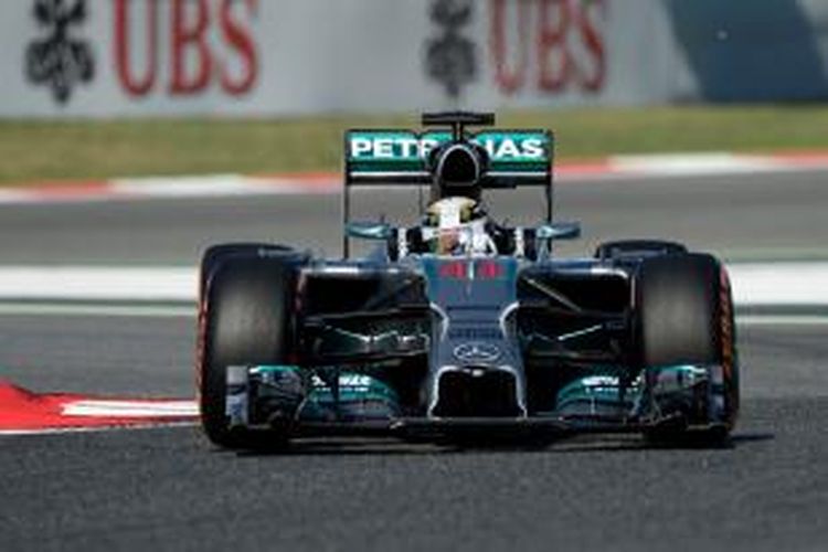 Pebalap Mercedes asal Inggris, Lewis Hamilton, membalap di Sirkuit Catalunya pada sesi latihan pertama GP Spanyol, Jumat (9/5/2014).