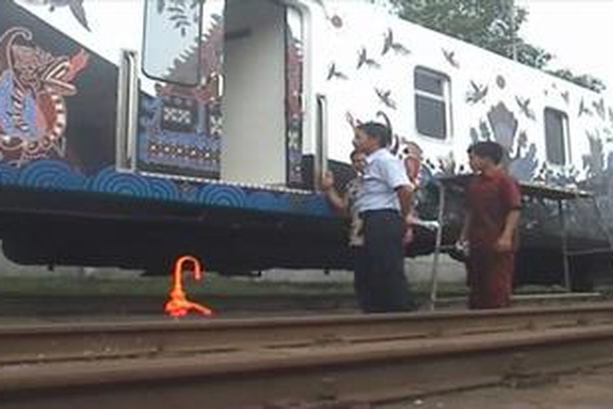 Para pekerja sedang membersihkan gerbong kereta batik di stasiun Tugu Yogyakarta, Jumat(13/05/2011).