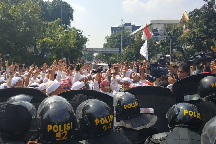 Massa berpakaian putih mendadak memenuhi jalan Wahid Hasyim, Jakarta Pusat dengan tujuan berdemonstrasi di depan Bawaslu pada Rabu (22/5/2019) siang.