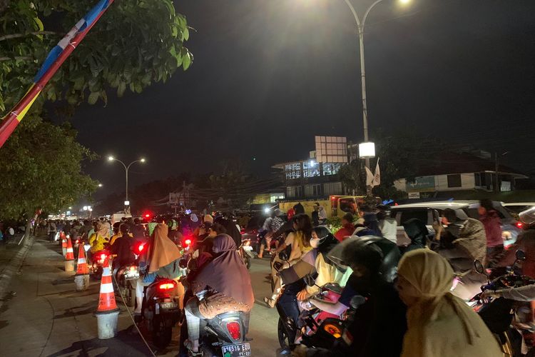 Para pengendara melambatkan laju kendaraannya untuk melihat alun alun yang berada di sisi kiri sehingga membuat kepadatan di Jalan Siliwangi, Pamulang, Tangerang Selatan, Kamis (9/3/2023) malam.