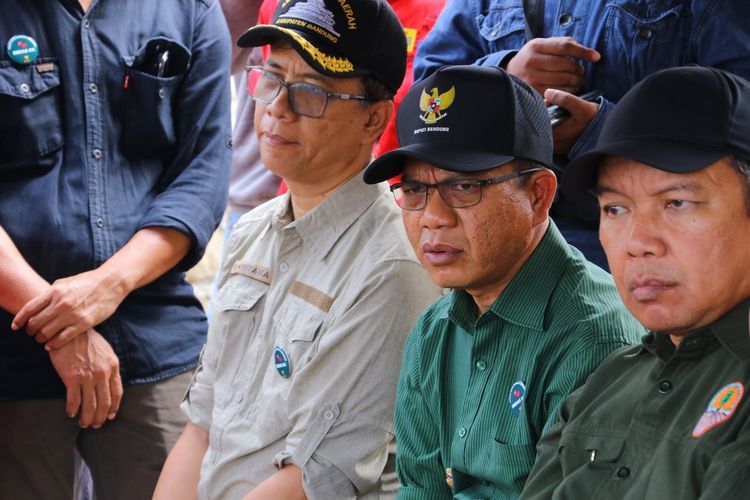 Bupati Bandung Dadang Supriatna dan Sekda Jabar Herman Suyatman di Sungai Citarum, Rabu (19/6/2024)