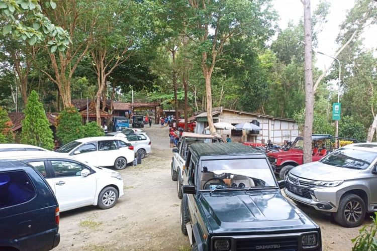 Obyek wisata Kalibiru Kabupaten Kulon Progo, Daerah Istimewa Yogyakarta, diserbu pengunjung di H+2 setelah Lebaran atau pada 5 Mei 2022 ini. Pengunjung memenuhi spot foto hingga pondok makan di Kalibiru. Mobil dan motor juga memenuhi kantong-kantong parkir di sekitarnya.