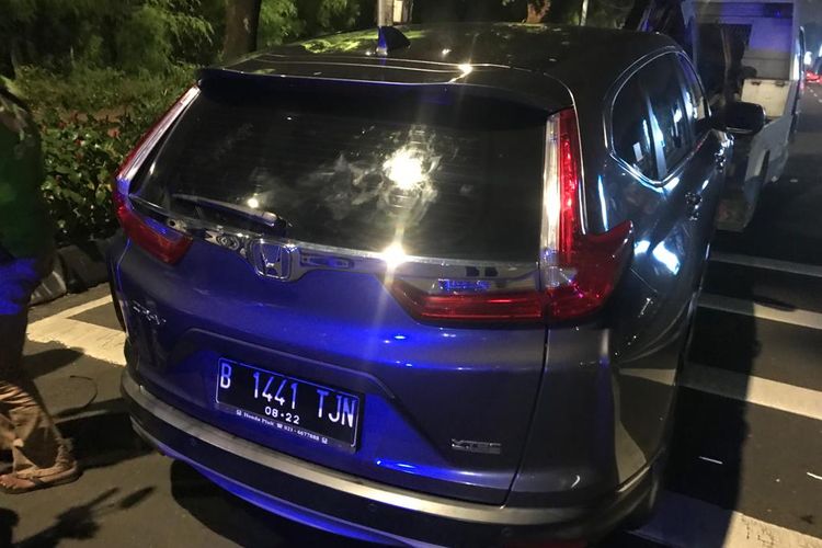 Kondisi Mobil Honda CR-V saat diberhentikan warga dan polisi usai menabrak pejalan kaki di kawasan Semanggi, Jakarta Selatan, Jumat (24/6/2022).