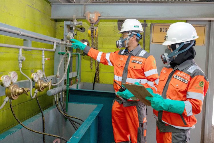 Karyawan melakukan pengecekan flow meter sebelum dilakukan pemusnahan Bahan Perusak Ozon (BPO) di Pabrik Narogong, Jawa Barat.