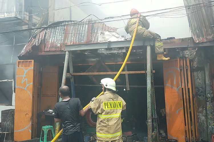 Permukiman padat penduduk di Jalan Kapuk Raya Gang Bensin, Kelurahan Kapuk. Kecamatan Cengkareng, Jakarta Barat, terbakar pada Jumat (29/4/2022).