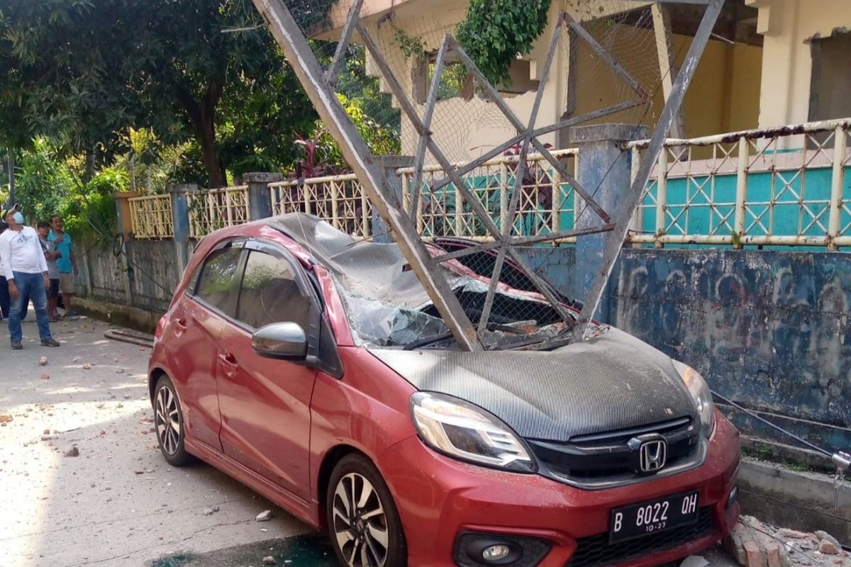 Besi bangunan dari Gelanggang Olahraga (GOR) Mampang Prapatan terjatuh dari gedung dan menancap ke mobil. Insiden itu bersamaan dengan 2 pekerja yang diduga terjatuh dari lantai 2 dedung tersebut pada Minggu (31/7/2022) siang.