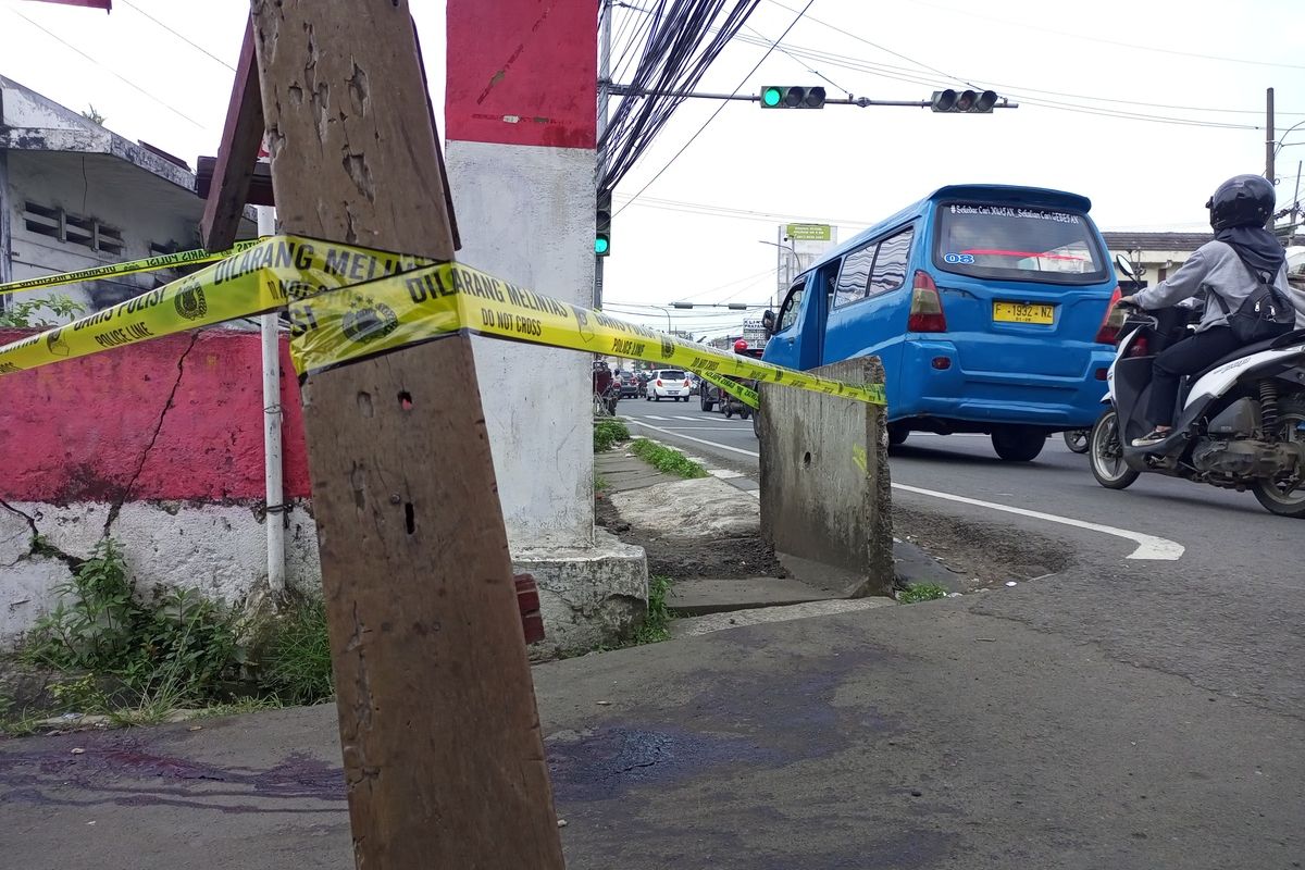 Lokasi kejadian pelajar yang dibacok senjata tajam pedang oleh sekelompok pelajar lainnya hingga meninggal dunia di Jalan Raya Jakarta-Bogor, Kelurahan Ciparigi, Kecamatan Bogor Utara, Kota Bogor, Jawa Barat, Jumat (10/3/2023).
