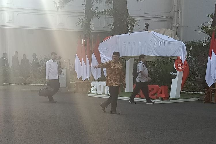 Mantan Menteri Pendidikan dan Kebudayaan Muhadjir Effendy mendatangani Istana Kepresidenan jelang pengumuman dan pelantikan kabinet kerja jilid II oleh Presiden Jokowi, Rabu (23/11/2019) pagi. 