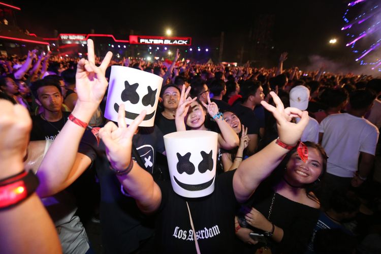 Aksi Marshmello membuat penonton larut dalam kemeriahan saat acara Djakarta Warehouse Project 2017 di JI Expo, Kemayoran, Jakarta, Jumat (15/12/2017). Pertunjukan yang berlangsung selama dua hari ini dimeriahkan oleh aksi panggung lainnya antara lain Rich Chigga, Steve Aoki, David Gravel, Hardwell dan lain-lain.