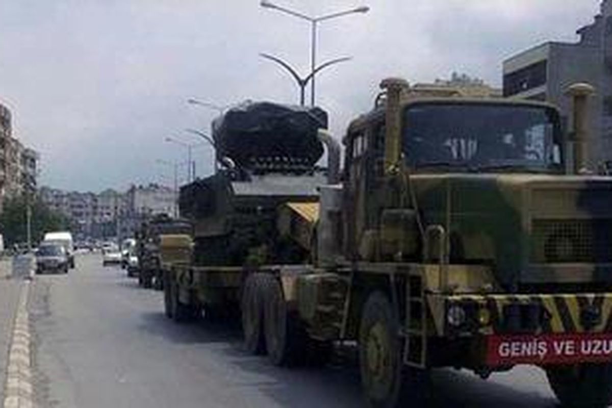 Sebuah truk  militer Turki mengangkut yang sebuah peluncur rudal mobile di Provinsi Hatay di dekat perbatasan Turki-Suriah. Turki mengerahkan pasukan ke perbatasan Suriah, memberikan tekanan terhadap Presiden Suriah, Bashar al-Assad.
