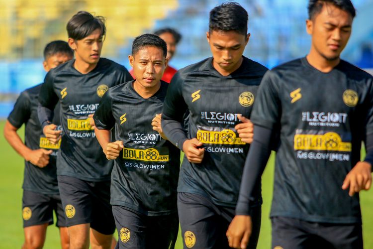 Pemain Arema FC Evan Dimas Darmono saat latihan bersama di Stadion Kanjuruhan Kabupaten Malang, Kamis (19/5/2022) pagi.