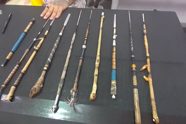 Alat yang digunakan dalam pembuatan tato bambu