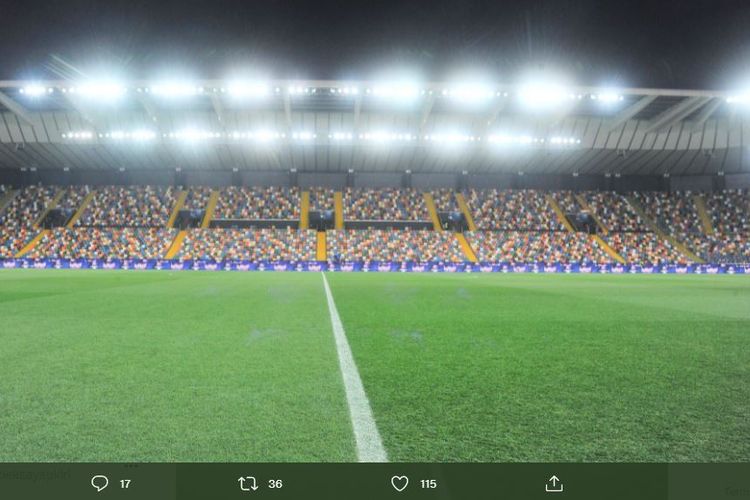 Suasana Stadion Dacia Arena. Laga Udinese Vs Salernitana yang seharusnya digelar pada Selasa (21/12/2021) malam waktu setempat gagal terlaksana sebab tim tamu tak hadir di stadion. Alhasil, Udinese dinyatakan menang WO dengan skor 3-0 atas Salernitana. (Sumber foto: Tangkapan layar Twitter Udinese Calcio)