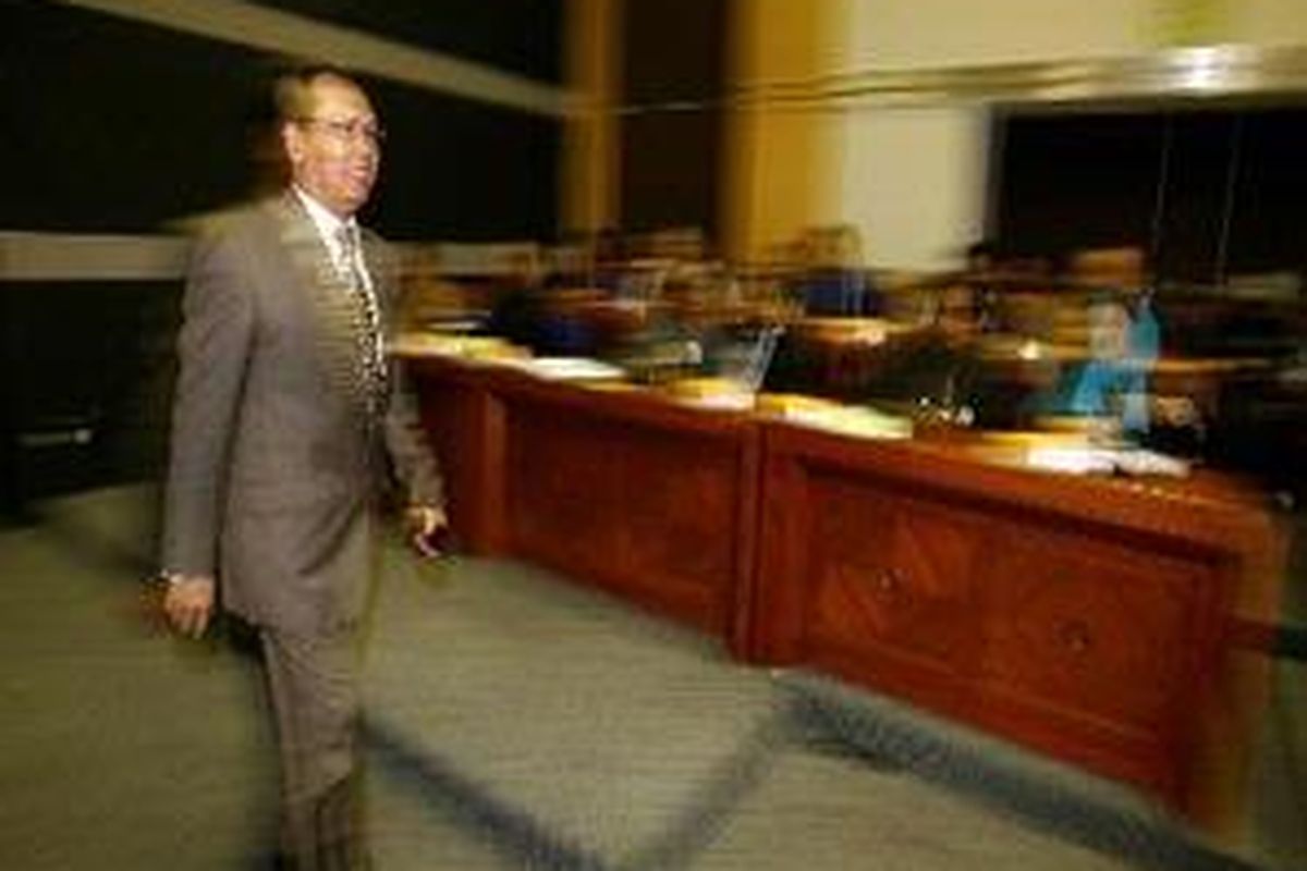 Menteri Hukum dan Hak Asasi Manusia Andi Mattalatta saat menghadiri rapat kerja dengan Komisi III di Gedung DPR