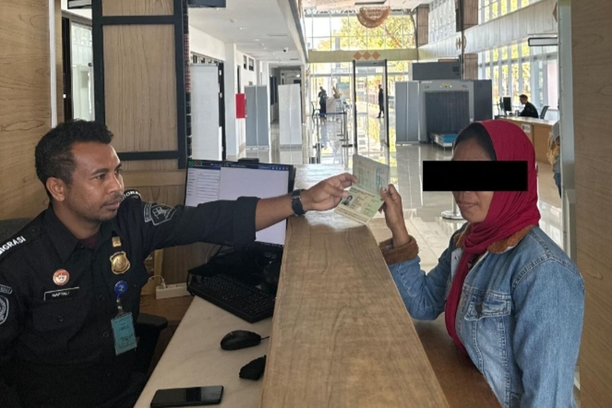 Warga Negara Asing (WNA) asal Timor Leste bernama Maria Sarmento da Silva dideportasi setelah ketahuan tinggal kunjungan melebihi batas waktu (overstay). 