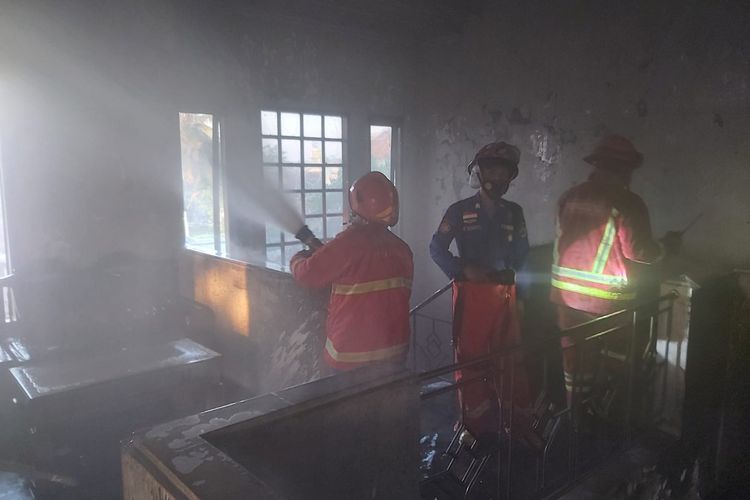 Petugas pemadam kebakaran melakukan pemadaman api di ruang sekolah yang berada di SD Plus Al Kautsar, Kota Malang, Jawa Timur pada Selasa (8/8/2023) pagi. 