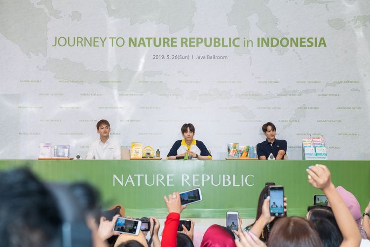 (kiri ke kanan) Chen EXO, Suho EXO, dan Kai EXO saat menghadiri konferensi pers peluncuran produk terbaru Nature Republic Around The Nature di Hotel Westin, Jakarta Selatan, Minggu (26/5/2019). 