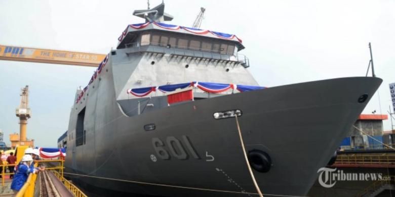 Kapal perang Strategic Sealift Vessel (SSV)-1 buatan PT PAL Indonesia pesanan Filipina sebelum peluncuran di Galangan Kapal PT PAL, Tanjung Perak, Surabaya, Senin (18/1/2016).