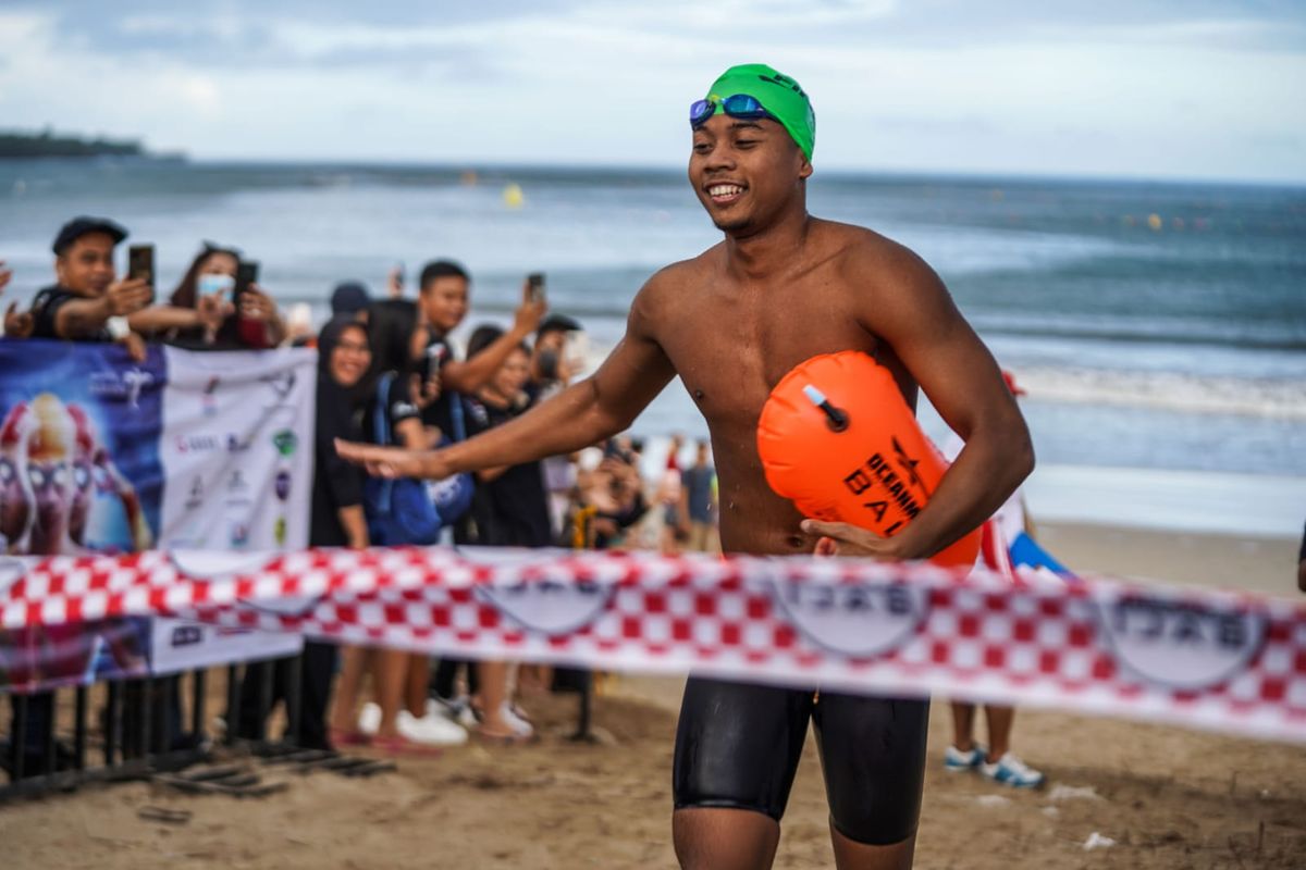 Perenang nasional dan olympian, Fadlan Prawira, juara kategori 2km overal Oceanman Indonesia 2022.