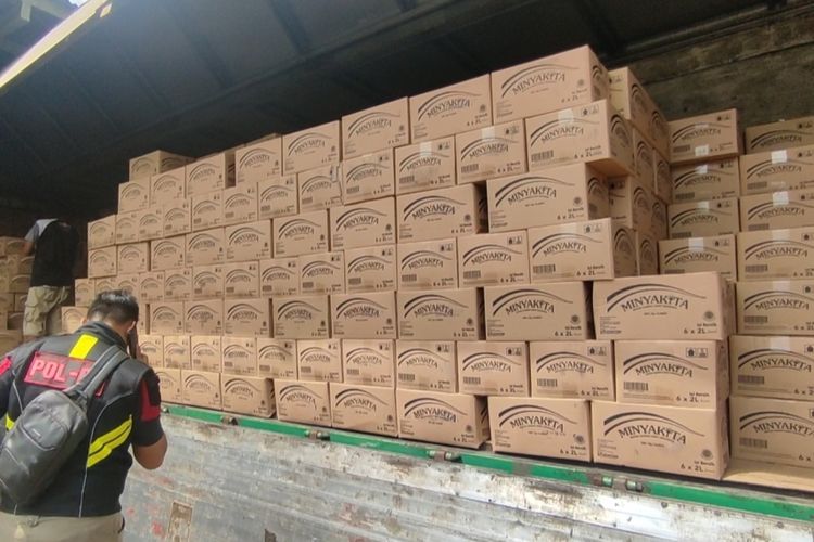 Tim gabungan Satgas Pangan Kota Cirebon melakukan sidak ke salah satu gudang distributor Minyakita di Kecamatan Lemahwungkuk Kota Cirebon Jawa Barat, Jumat (17/2/2023). Mereka menemukan satu truk kontainer berisi 1.700 dus Minyakita yang baru datang dan akan didistribusikan ke wilayah III Cirebon.