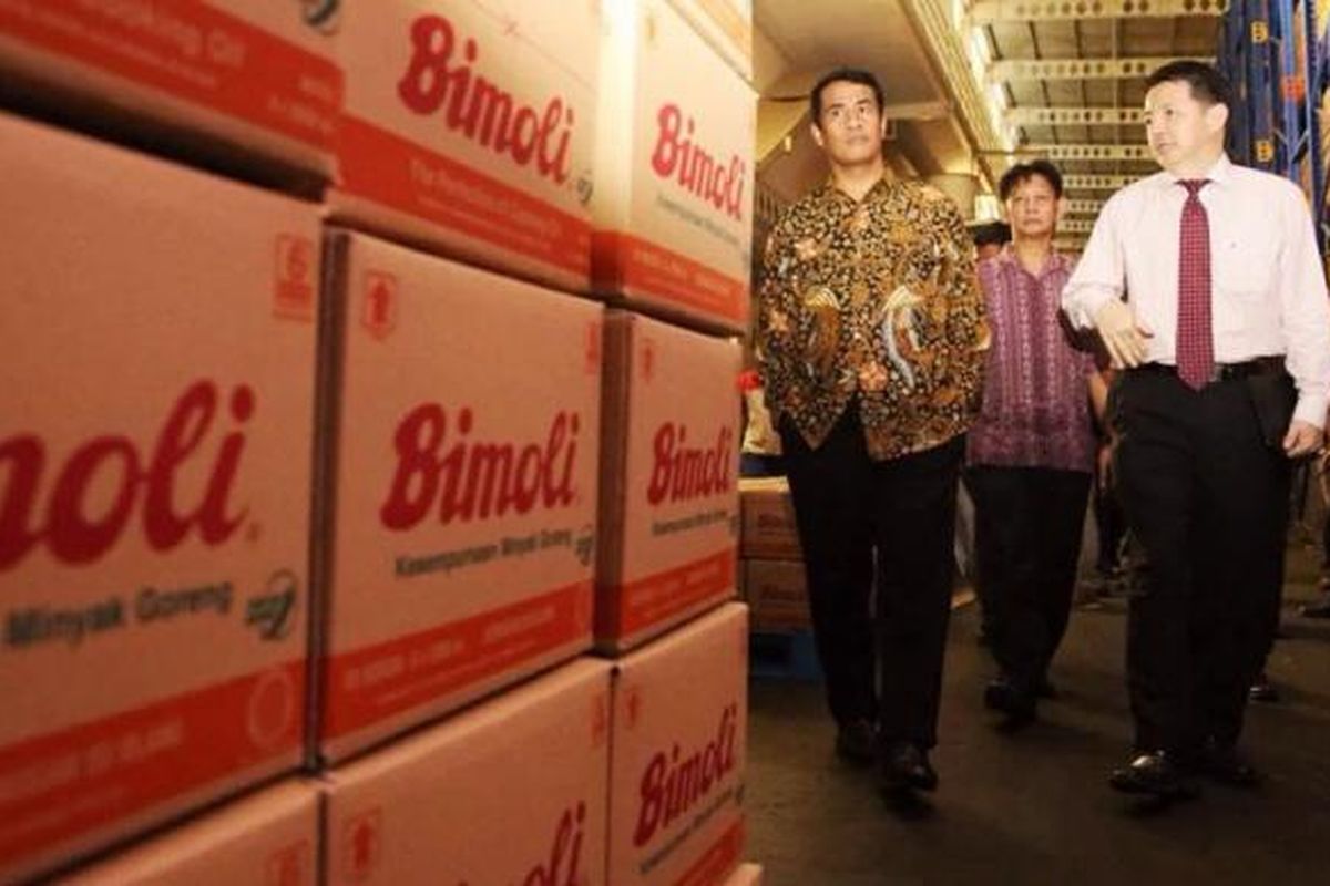 Menteri Pertanian Andi Amran Sulaiman Bersama Direktur PT Salim Ivomas Pratama Tbk (SIMP) Suaimi Suriady, saat meninjau Pabrik Minyak Goreng di Jakarta Utara, Jumat (3/06/2016).