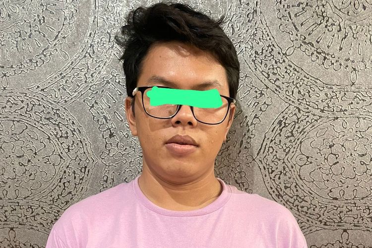 Penampakan pria berinisial AP (26), sosok yang diduga mengancam dan memeras YouTuber Ria Ricis saat ditangkap penyidik dari Polda Metro Jaya. 