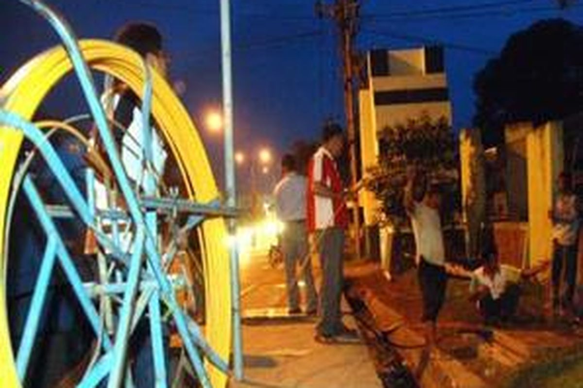 Para pekerja PT Telkom Kandatel Sumbagsel, memperbaiki jaringan Fiber Optic (FO) High Performance Back Bone (HPBB) yang rusak di depan Jalan Jenderal Sudirman Km 4,5 Palembang, Sumatera Selatan, Jumat (29/2) petang. Kerusakan tersebut mengakibatkan internet di Sumatera sempat putus. 