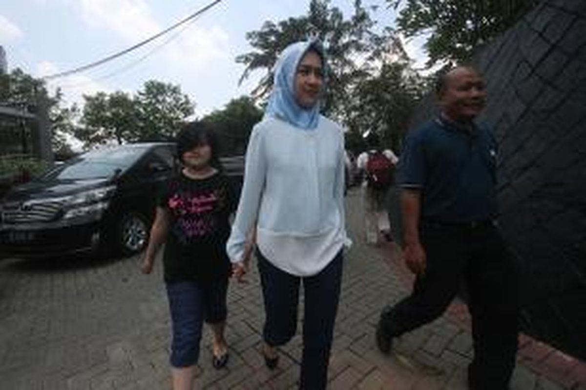Wali Kota Tanggerang Selatan Airin Rachmi Diany (berkerudung biru) kembali menjenguk suaminya Tubagus Chairi Whardana di tahanan Komisi Pemberantasan Korupsi di tahanan KPK, Jakarta, Senin (31/3/2014). Suami Airin Wawan ditahan KPK karena diduga terlibat dalam suap pengurusan sengketa Pilkada di Mahkamah Konstitusi yang juga melibatkan mantan Ketua MK Akil Mochtar.