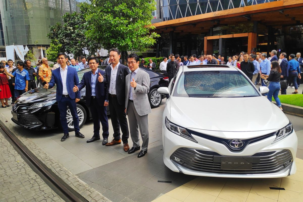 Anton Jimmy, Direktur Pemasaran baru TAM (paling kiri) bersama BOD TAM lainnya, dalam peluncuran All New Camry di Kuningan, Jakarta Selatan, Selasa (8/1/2019)