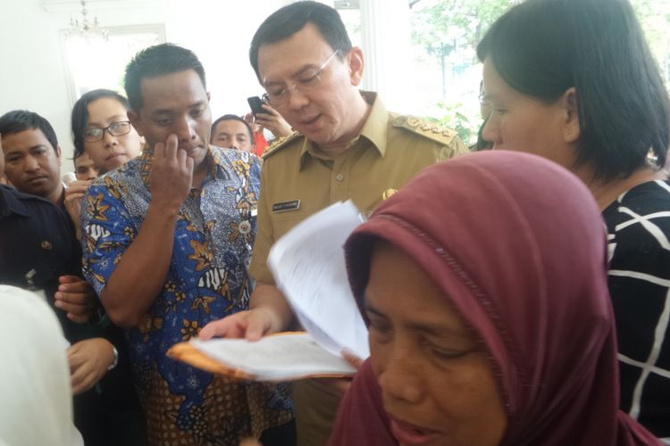 Warga Buki Duri Siti Haroh memohon agar diberikan rusun oleh Ahok, Selasa (18/4/2016)