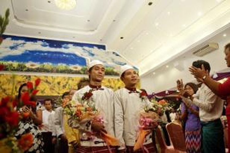 Tin Ko Ko dan Myo Min Htet bertukar cincin di hotel Yangon, Minggu (2/3/2014), dalam sebuah pesta pernikahan gay yang diklaim sebagai yang pertama di Myanmar.