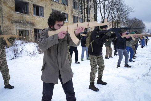 Tak Ada Senjata, Pasukan Amatir Ukraina Latihan Perang dengan “Senapan” Kayu