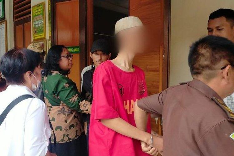 MA (17) terdakwa yang membuat pelajar SMK Bina Warga 1 Kota Bogor tewas di Simpang Pomad divonis hukuman 8 tahun oleh PN Bogor, Senin (10/4/2023). 