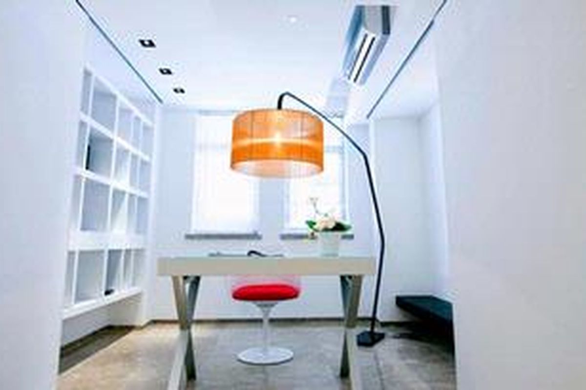 Tak perlu rumit. Sebetulnya, ruang kerja di rumah cukup hanya membutuhkan satu set meja dan kursi. 